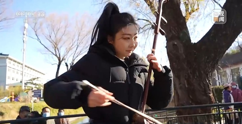 新闻周刊丨人民“演奏家”进公园 市民现场点歌不亦乐乎