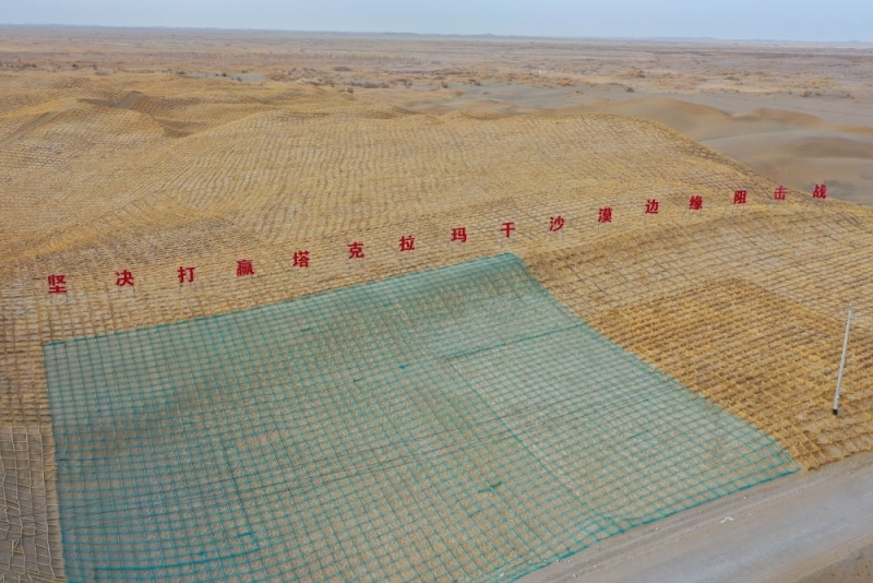 绿围脖+铁路+公路 新疆把塔克拉玛干抱了又抱