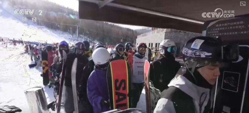 “增设雪假+惠民政策+特色景观”掀起冰雪新热潮 “滑”出消费新“动”力