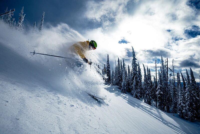 视频丨“踩人滑雪”骨折 脚转了270°!新雪季“开板”安全滑→