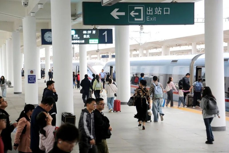 7点出发|一老师群内咒骂“让全班得甲流”?教育局回应→