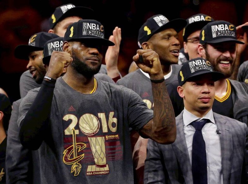 提醒勇士!赛季中换帅反而夺冠,NBA史上发生过4次