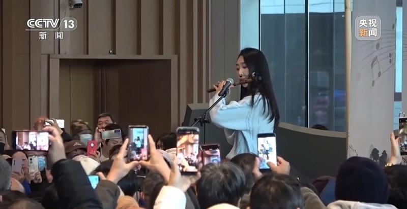 新闻周刊丨人民“演奏家”进公园 市民现场点歌不亦乐乎