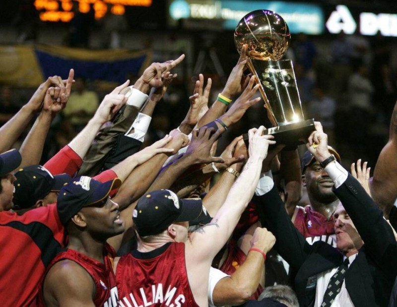 提醒勇士!赛季中换帅反而夺冠,NBA史上发生过4次