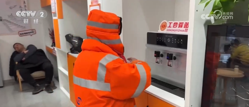 小小驿站化身冬日“避风所” 为一线户外劳动者筑起“暖身港湾”