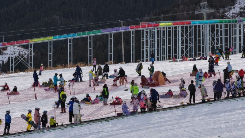 文旅新探丨新疆首个“雪假” 滑雪场成了孩子们的主场