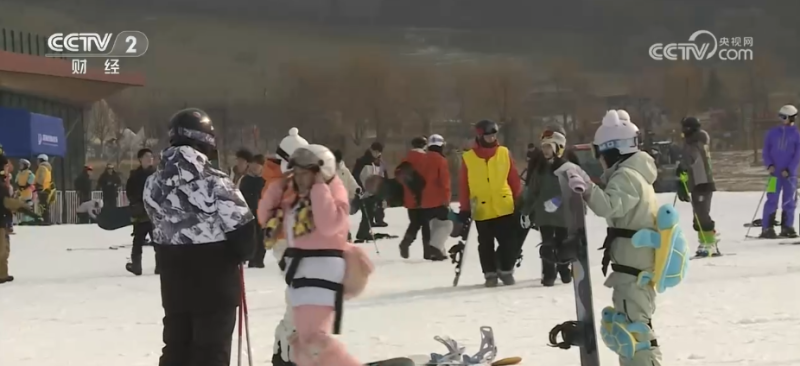 “增设雪假+惠民政策+特色景观”掀起冰雪新热潮 “滑”出消费新“动”力