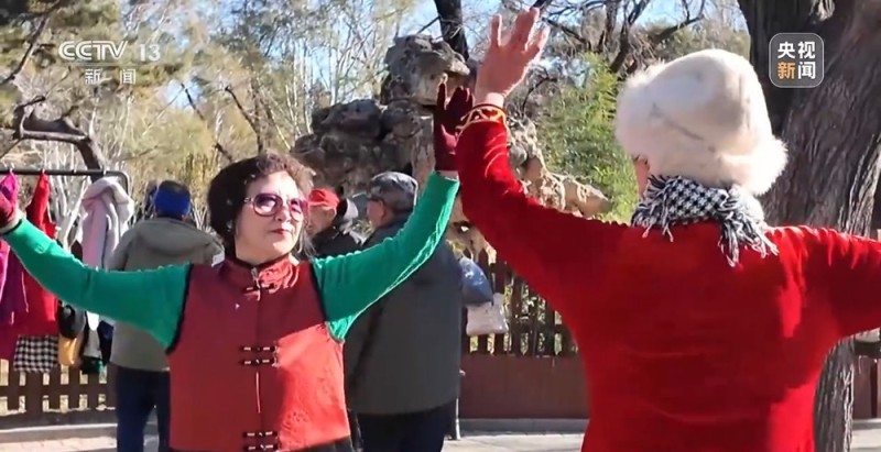 新闻周刊丨人民“演奏家”进公园 市民现场点歌不亦乐乎