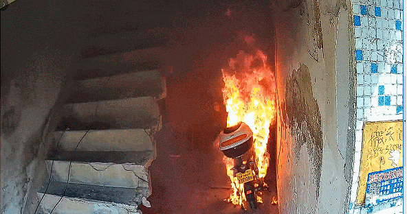 新旧国标电动自行车燃烧对比差几秒？实景燃烧实验揭晓答案