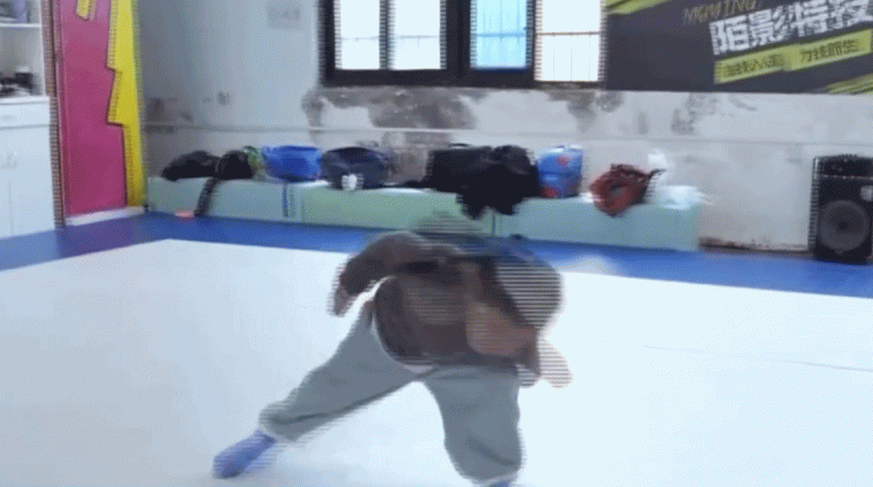 视频丨动作行云流水 4岁萌娃高难度后空翻惊呆网友