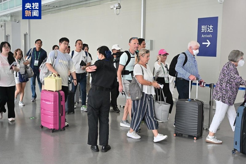 240小时过境免签一年 上海口岸7.2万人次外籍旅客获便利