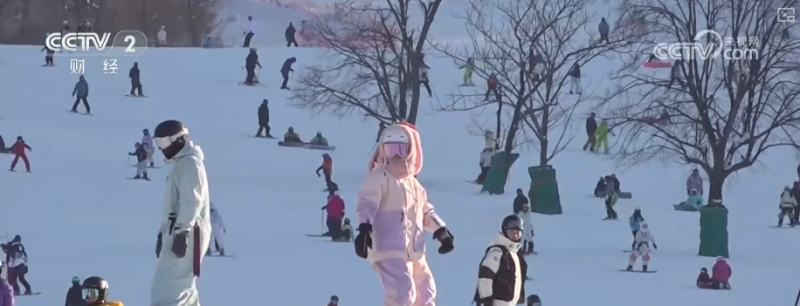 “增设雪假+惠民政策+特色景观”掀起冰雪新热潮 “滑”出消费新“动”力