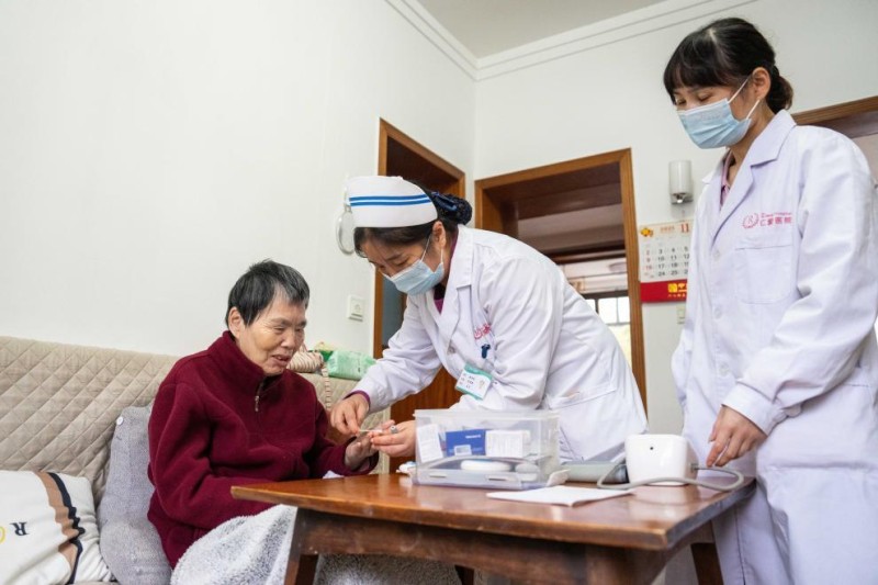 新华鲜报・“十四五”发展亮点丨基层诊疗人次超50%!“家门口”看病更便捷