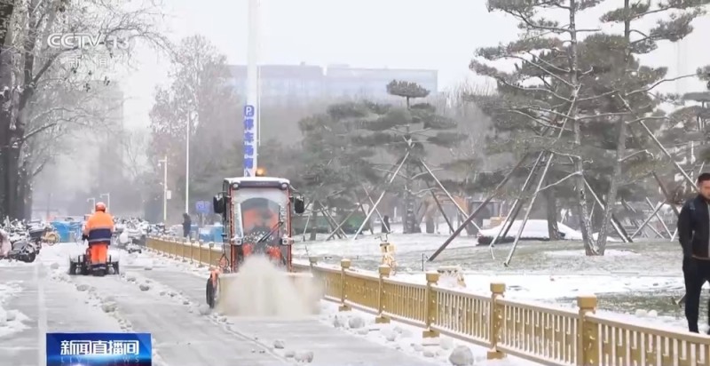 视频丨初雪过后积雪“缓扫” 北京开展精细化扫雪铲冰