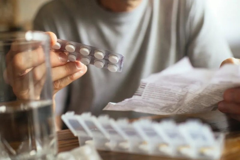 看丹观察丨“一粒米盖住6个字”的药品说明书,该改改了