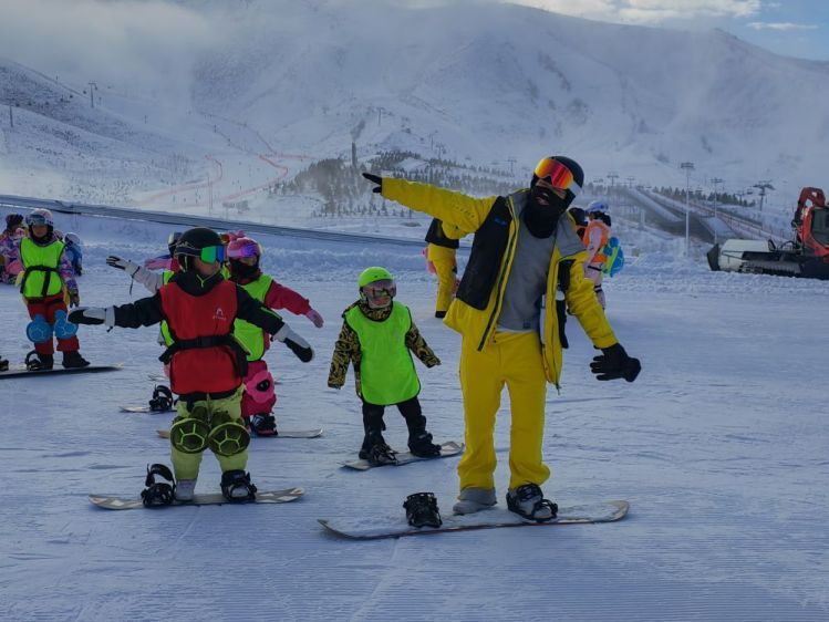 阿勒泰“雪假”首日 点燃青少年冰雪热情
