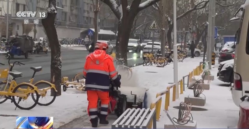 视频丨初雪过后积雪“缓扫” 北京开展精细化扫雪铲冰