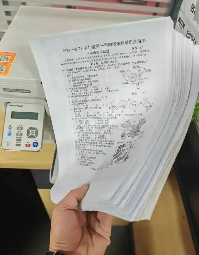 看丹观察丨“老师拍照发群，家长连夜打印”！打印机咋就成了“第二书包”？