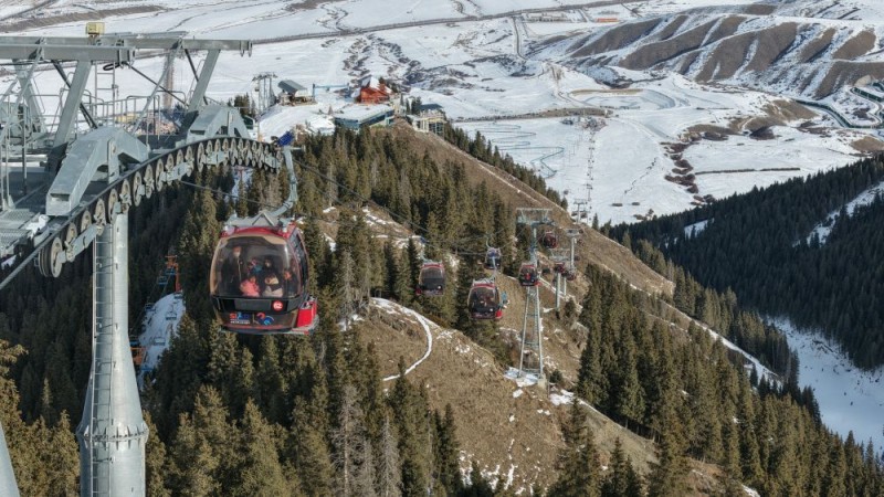 文旅新探丨新疆首个“雪假” 滑雪场成了孩子们的主场