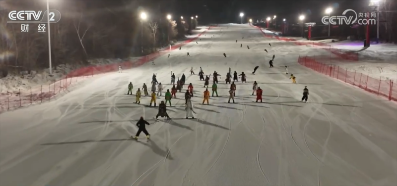 夜滑、冰浮、“云端玩雪”……冰雪“冷资源”激活“热经济” 解锁“流量密码”