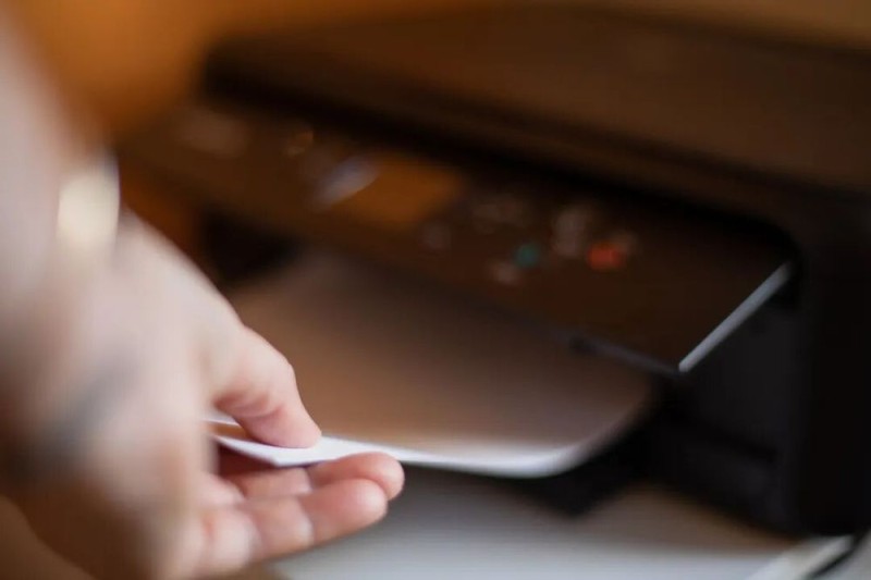 看丹观察丨“老师拍照发群，家长连夜打印”！打印机咋就成了“第二书包”？