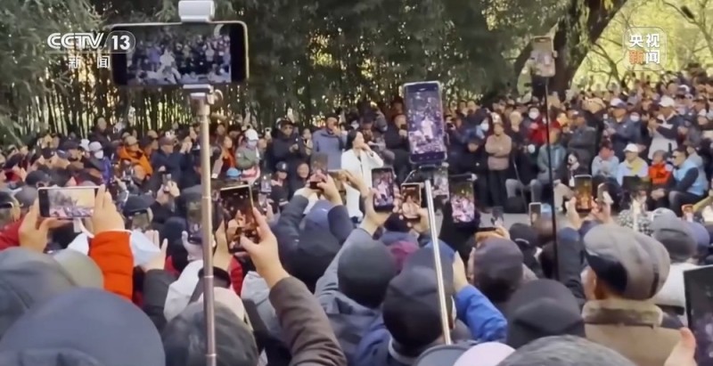 新闻周刊丨人民“演奏家”进公园 市民现场点歌不亦乐乎