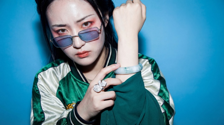 让马斯克变街头痞子、林黛玉穿潮牌，这个AI视频新玩法太上头，手把手教你秒变潮人