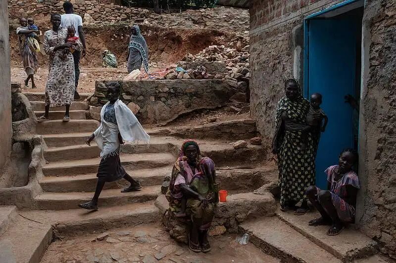 7点出发|男子在业主群“直播”点火烧房子?最新进展→