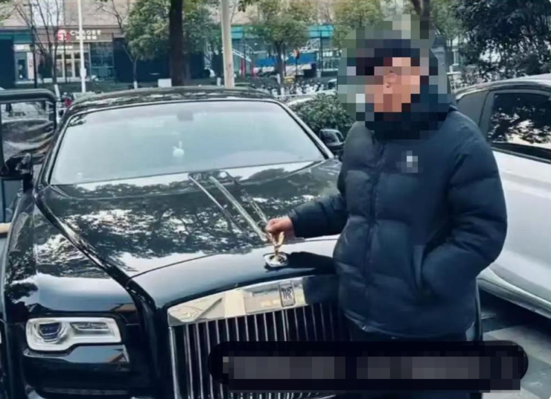 看丹观察爽文《小伙月薪4826元，去看劳斯莱斯37次……》，封面竟是“我自己”？