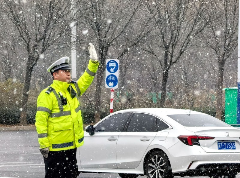 风雪无阻，温暖守护――各地多举措迎寒潮保民生
