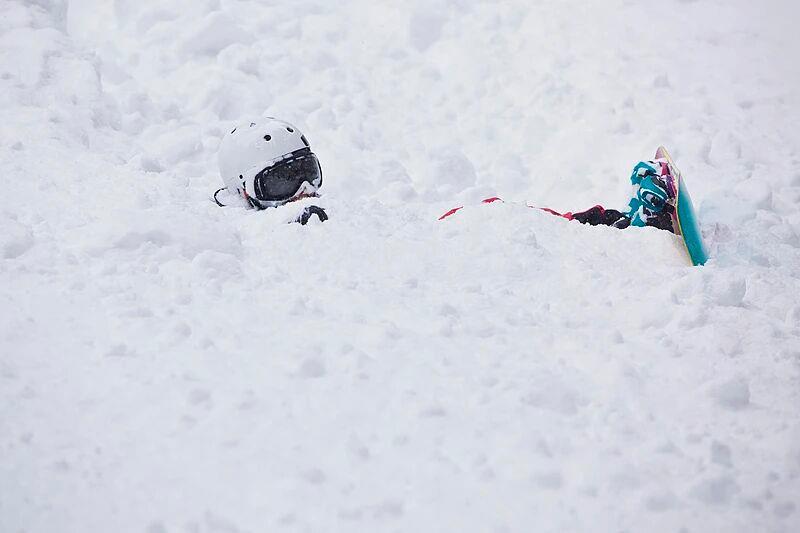 视频丨“踩人滑雪”骨折 脚转了270°!新雪季“开板”安全滑→