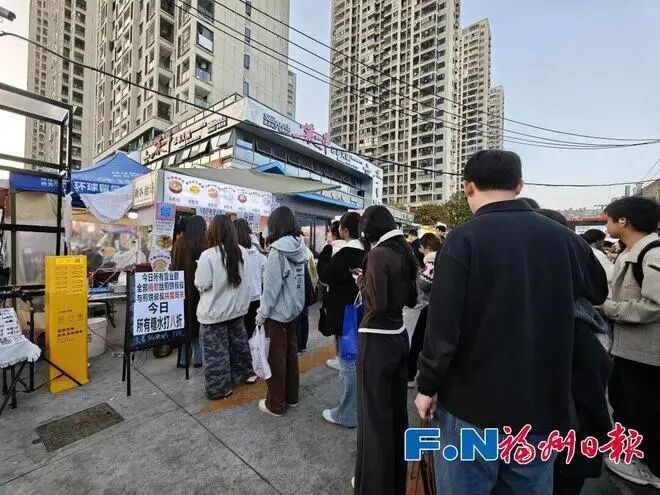 看丹观察丨小本经营,大爱在心!这条小吃街,为何都是同一个收款码?