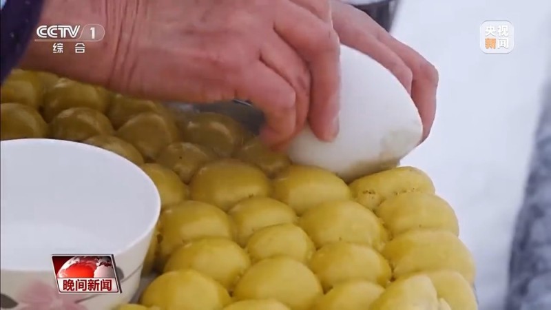 视频丨饺子宴、粘豆包、手抓羊肉……冬至仪式感是美食给的