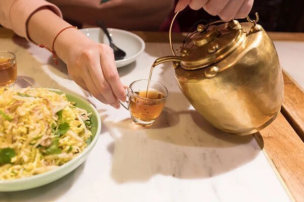 长期喝白开水和长期喝茶的人，谁更健康？