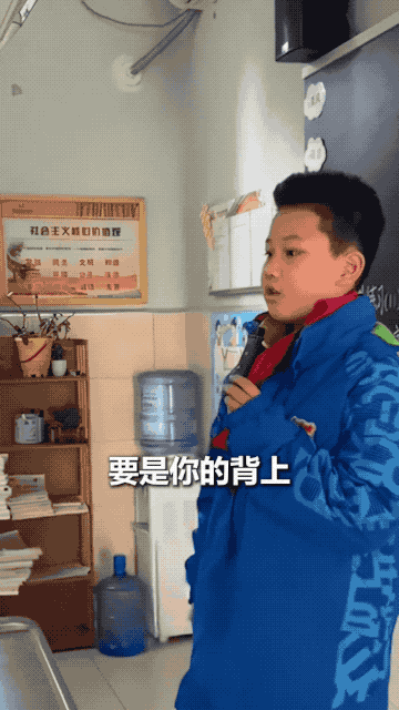 校服被写侮辱文字，9岁男孩勇敢发声！