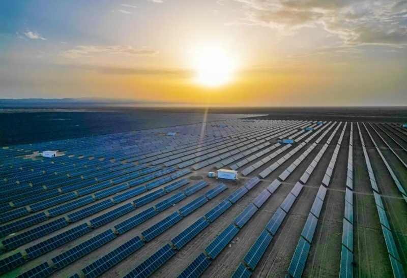 绿围脖+铁路+公路 新疆把塔克拉玛干抱了又抱