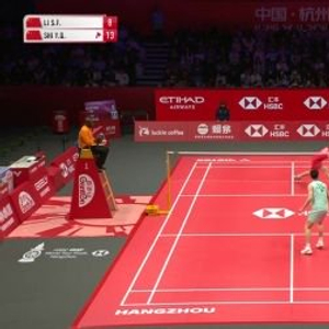 开门红！石宇奇2-0战胜李诗沣，取得世界羽联年终总决赛首胜