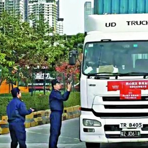 香港市民哽咽感谢内地同胞支援 灾难面前更懂何为“同胞”