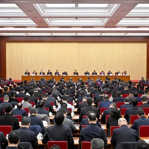 郑栅洁作报告，明确明年9项重点任务