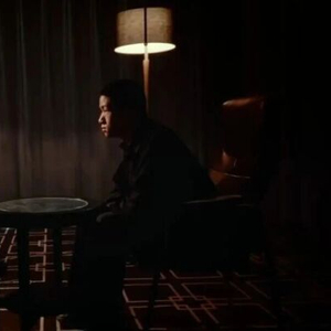 袁某开发名为“某助手”的恶意软件，批量登录1.7万余个“僵尸”账号，在社交平台疯狂推送涉黄、涉赌等非法广告，被刑事拘留