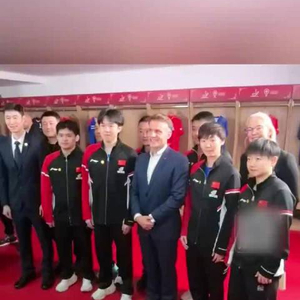 现场视频！马克龙与国乒运动员切磋