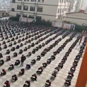 周口一高中数百名学生寒风中趴凳上答题？该校教师：时长仅15分钟的默写小测验，当日有太阳气温在15℃以上