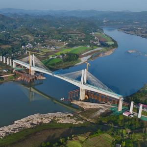 世界跨度最大成达万高铁渠江特大桥成功合龙